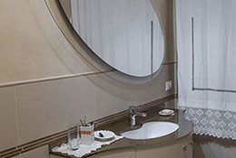 Mobile bagno sagomato specchio ovale lampada led