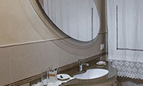 Mobile bagno sagomato specchio ovale lampada led